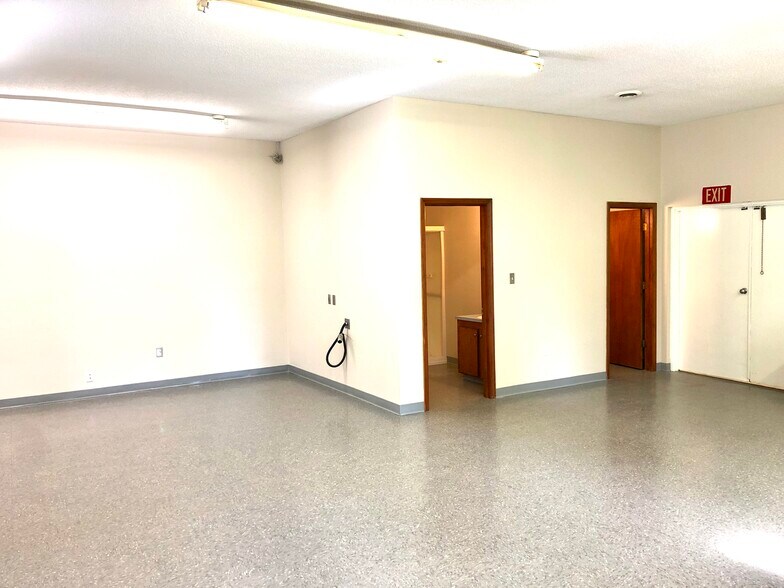 More Photos Of 1222 Hardin Rd, Dallas Manufacturing For Lease