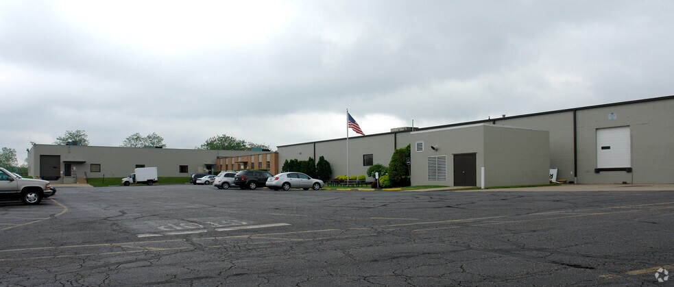 More Photos Of 557 E Tallmadge Ave, Akron Warehouse For Lease
