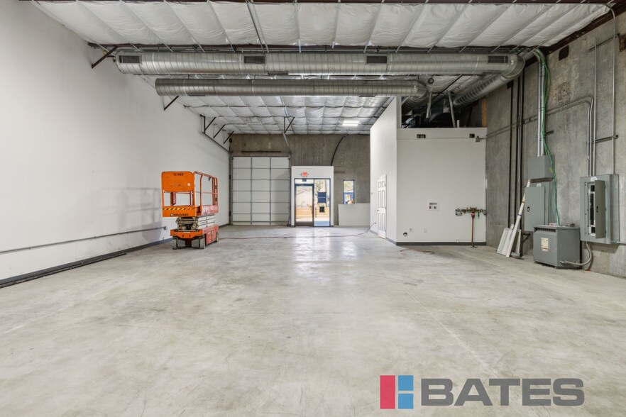 More Photos Of 4710 Carol Ln, Dallas Distribution For Lease