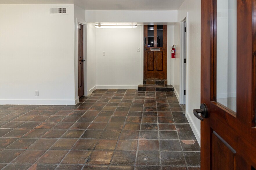 More Photos Of 307-311 Lombrano St, San Antonio Warehouse For Sale