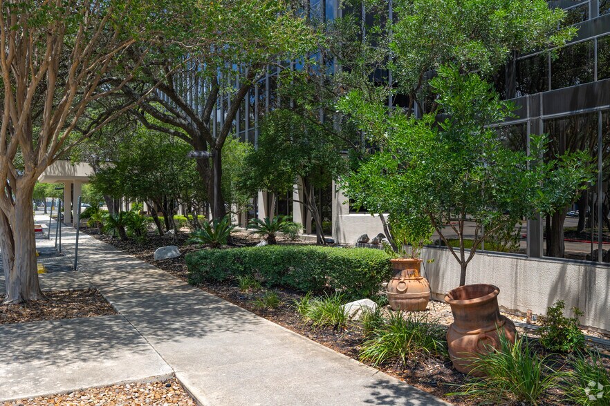 More Photos Of 8700 Tesoro Dr, San Antonio Office For Sale