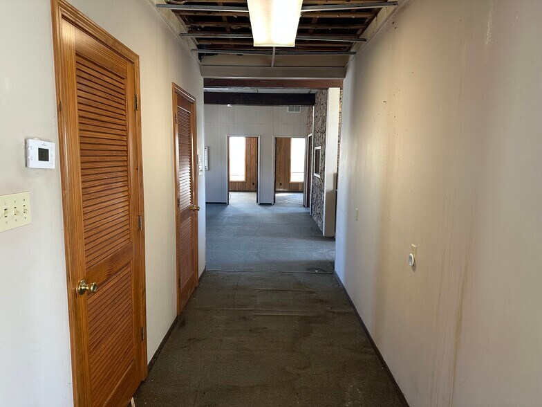 More Photos Of 1105 State St, Mound City Office For Sale