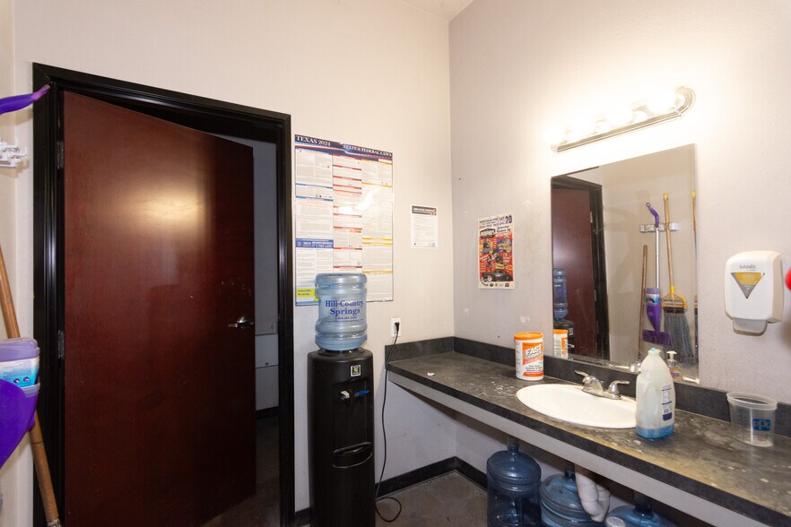 More Photos Of 1131 S Loop 4, Buda Warehouse For Lease