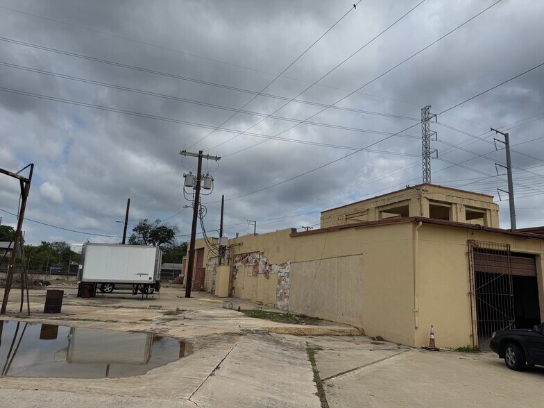 More Photos Of 226-232 Rivas St, San Antonio Manufacturing For Sale