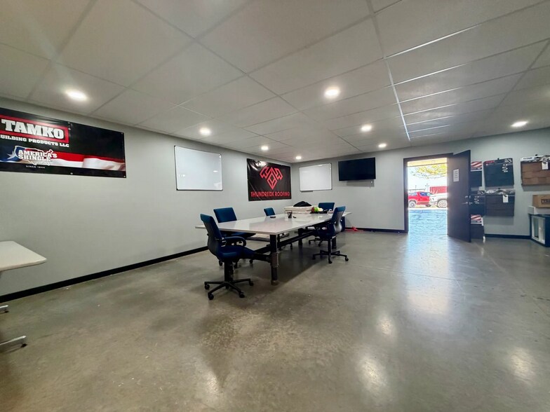 More Photos Of 413-417 S State St, Edmond Showroom For Lease