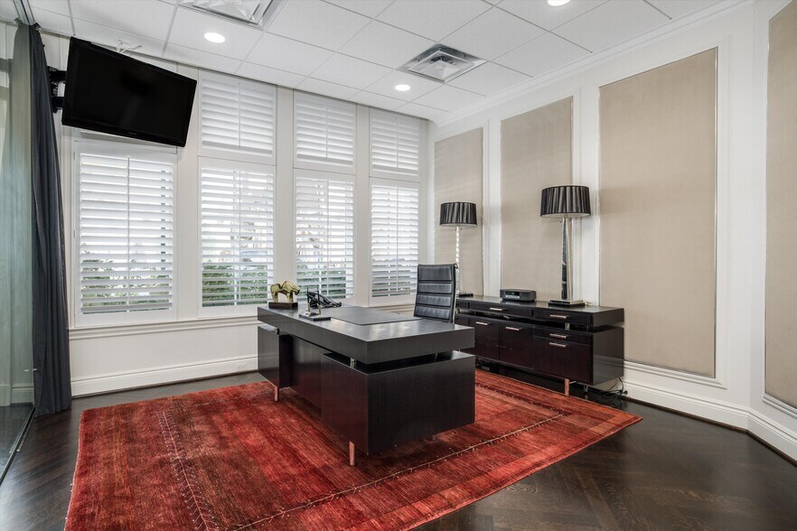 More Photos Of 112 Kercheval Ave, Grosse Pointe Office Residential For Lease