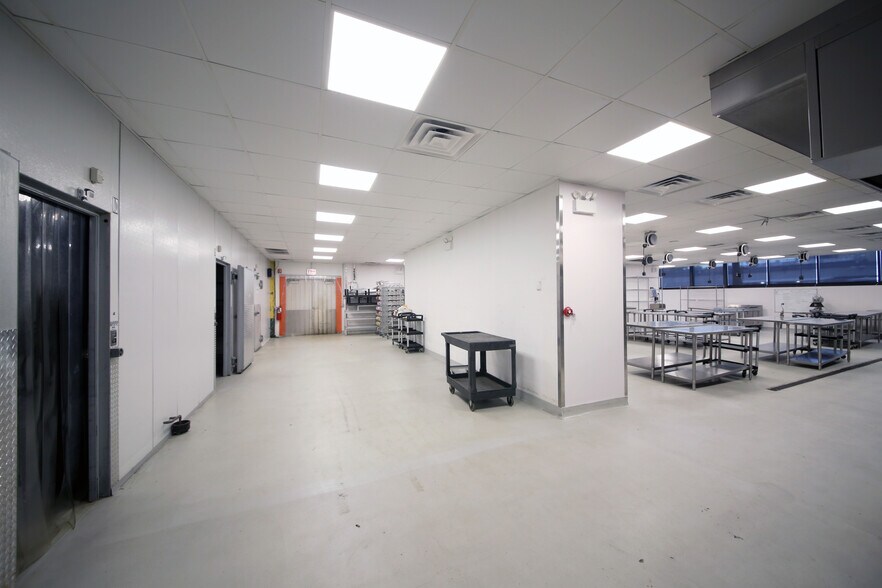 More Photos Of 900 W Cermak Rd, Chicago Warehouse For Lease