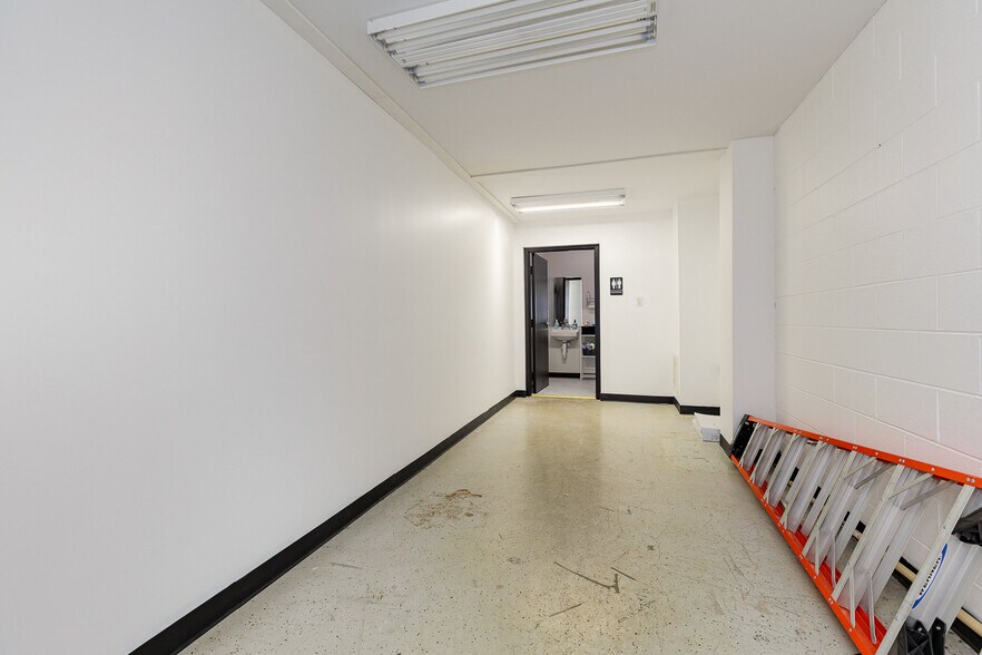 More Photos Of 100 Industrial Dr, Fredericksburg Showroom For Sale