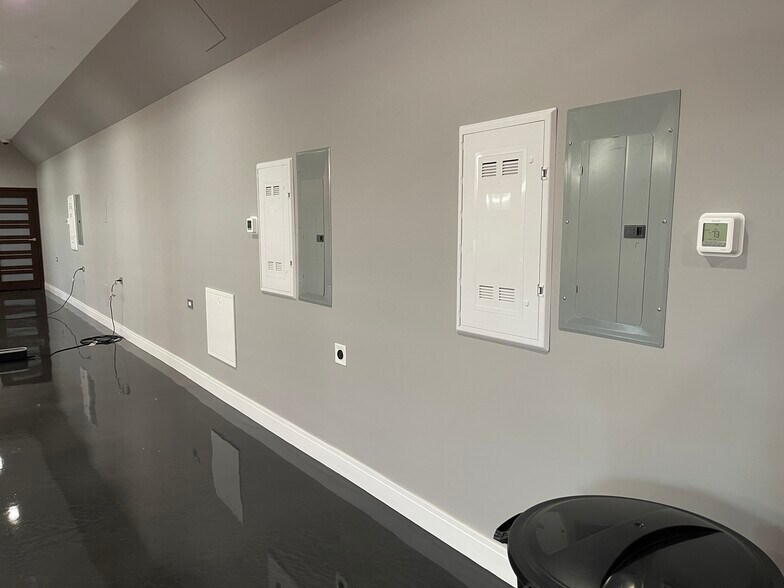 More Photos Of 2220 Ferry Rd, Naperville Showroom For Sale