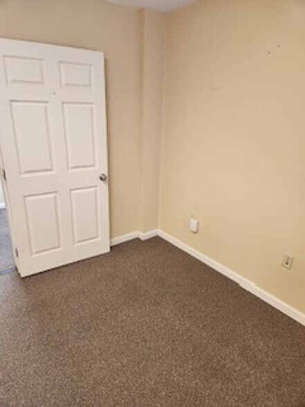 More Photos Of 502 Twin Bridges Rd, Alexandria Self Storage For Lease