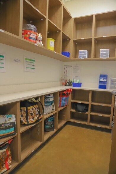 More Photos Of 2020 N Kelly Ave, Edmond Veterinarian Kennel For Sale