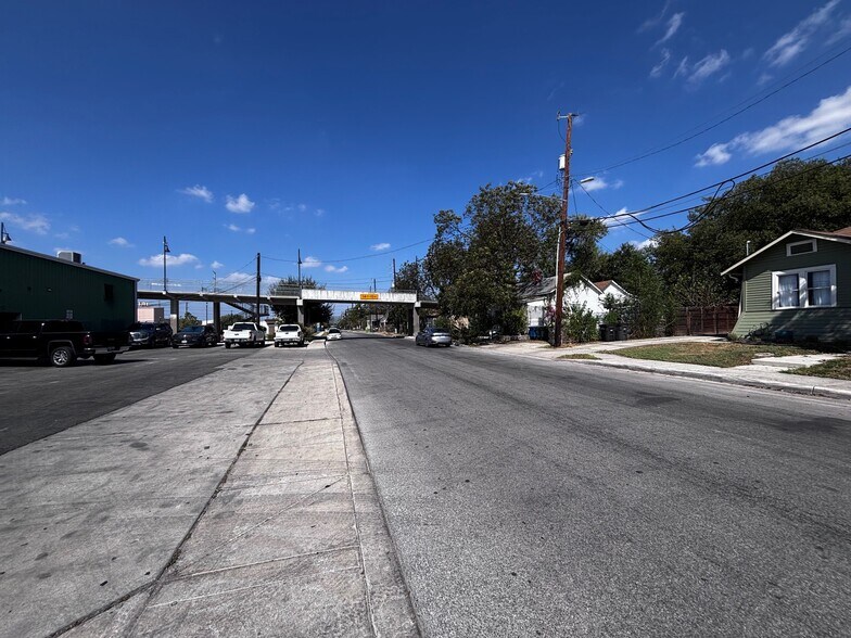 More Photos Of 718 N Cherry St, San Antonio Research And Development For Lease