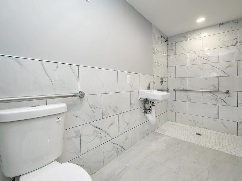 More Photos Of 31 Myrtle St, Manhasset Freestanding For Lease