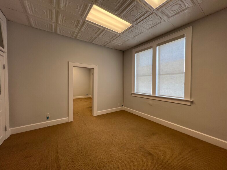 More Photos Of 113 E 3rd St, Taylor Storefront Retail Office For Lease