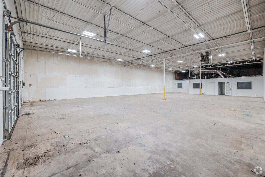 More Photos Of 9727-9733 South Fwy, Fort Worth Warehouse For Lease