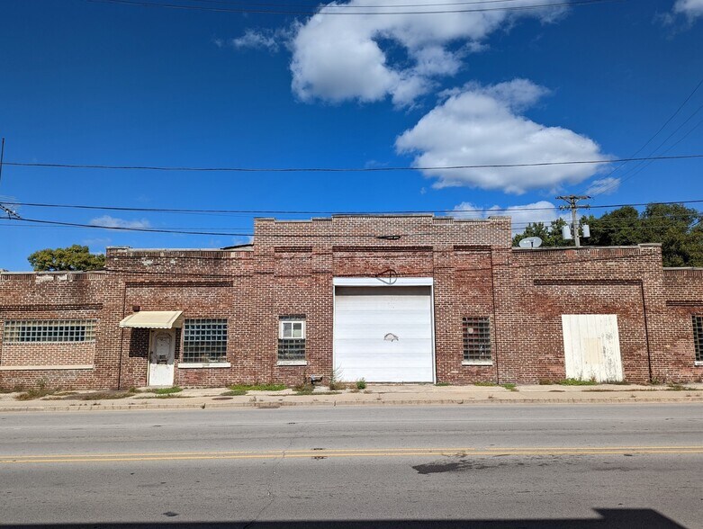 More Photos Of 801 E Cass St, Joliet Warehouse For Lease