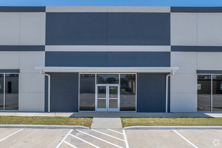 More Photos Of 17085 - 17087 N Texas Ave, Webster Medical For Sale