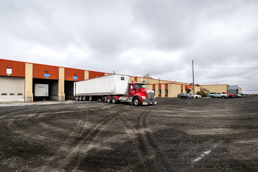 More Photos Of 2620 Rue Bernard-Pilon, St-Mathieu-de-Beloeil Manufacturing For Sale