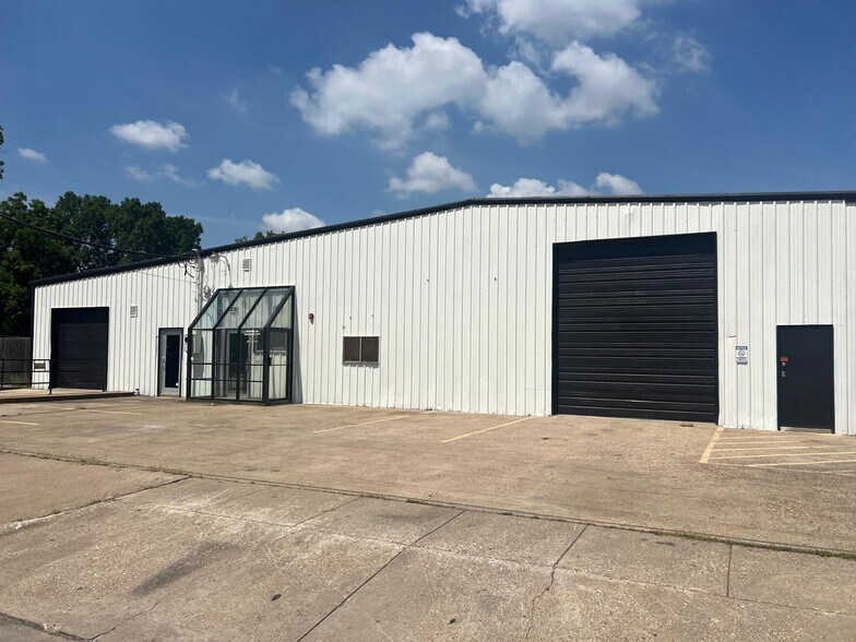 More Photos Of 2333 Delante St, Haltom City Unknown For Lease