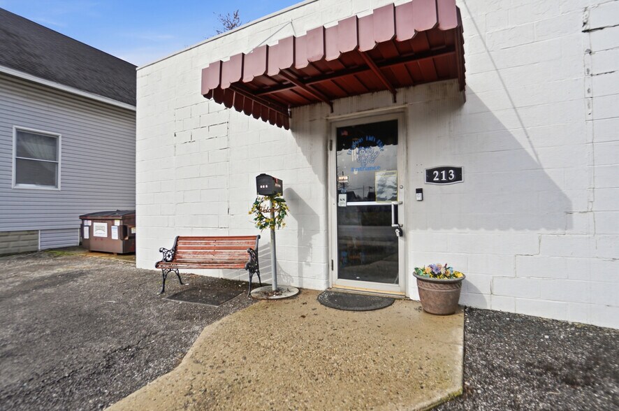 More Photos Of 213 N Broadway St, Spencerville Flex For Sale