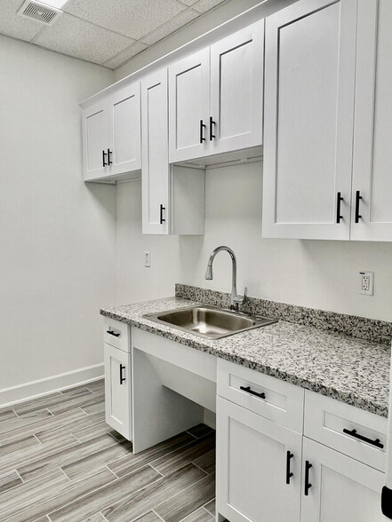 More Photos Of 132 Cane Island Pky, Katy Light Distribution For Lease