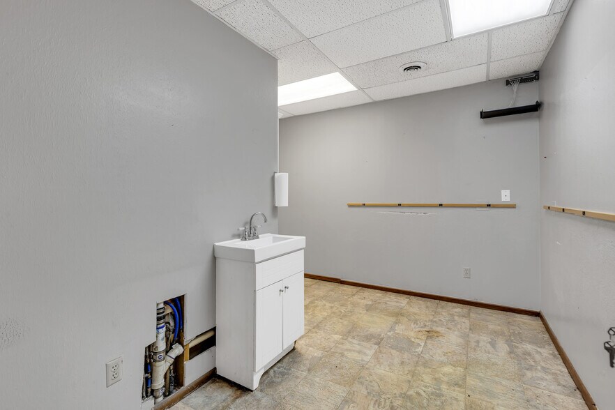 More Photos Of 2479 E 11th St, Odessa Medical For Sale