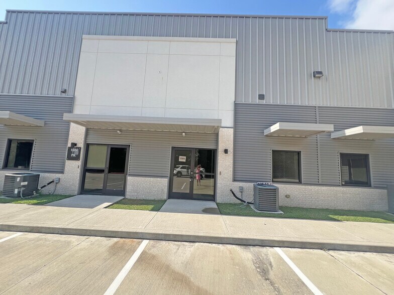 More Photos Of 26077 Nelson Way, Katy Light Distribution For Lease