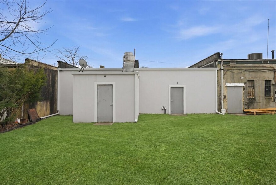 More Photos Of 1621-1623 Grand Ave, North Baldwin Storefront For Lease