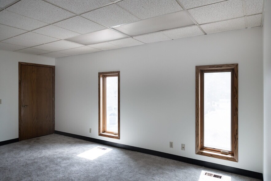 More Photos Of 321 NE Wilson St, Minneapolis Light Distribution For Lease