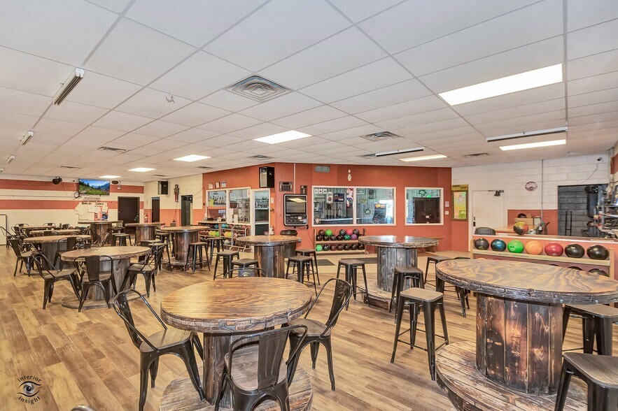 More Photos Of 405 NW Greely Ave, Iroquois Sports And Entertainment For Sale