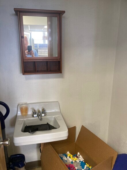 More Photos Of 935 S Iowa St, Lawrence Office For Lease