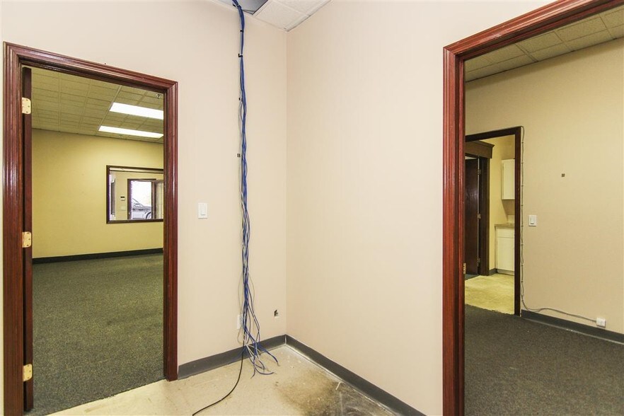 More Photos Of 1015 Centre St NW, Calgary Storefront Retail Residential For Lease