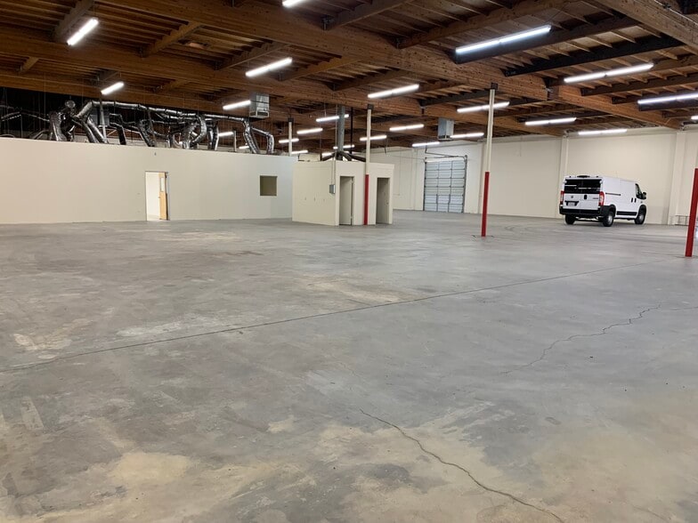 More Photos Of 15044-15054 Keswick St, Van Nuys Warehouse For Lease