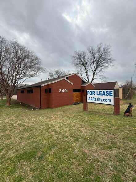 More Photos Of 2401 W Green Oaks Blvd, Arlington Office For Lease