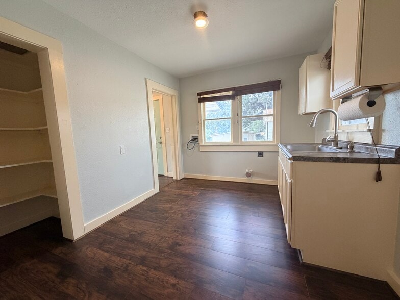 More Photos Of 415 W Goodwin St, Pleasanton Storefront Retail Office For Lease