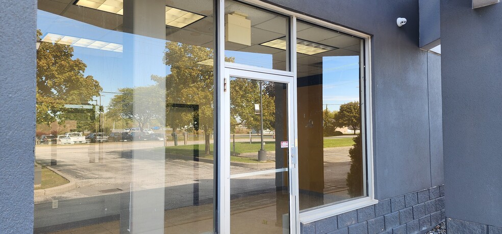 More Photos Of 301 Croft Dr, Windsor Distribution For Sale