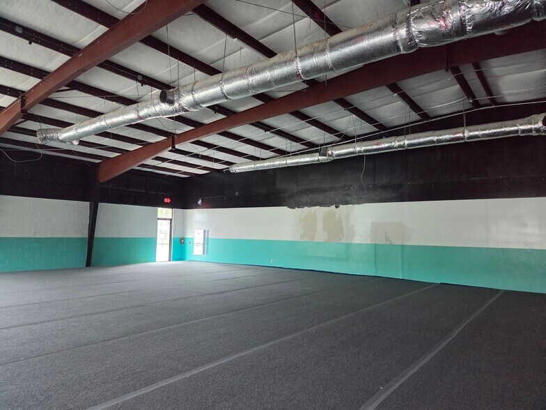 More Photos Of 111 Center Dr, Brunswick Freestanding For Lease
