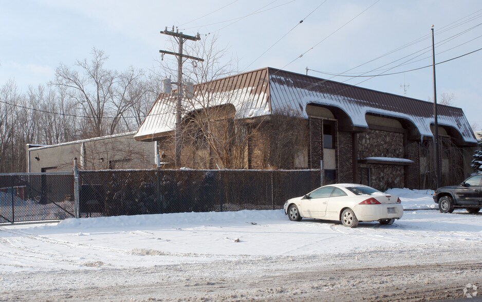 Primary Photo Of 32575 Folsom Rd, Farmington Hills Warehouse For Sale