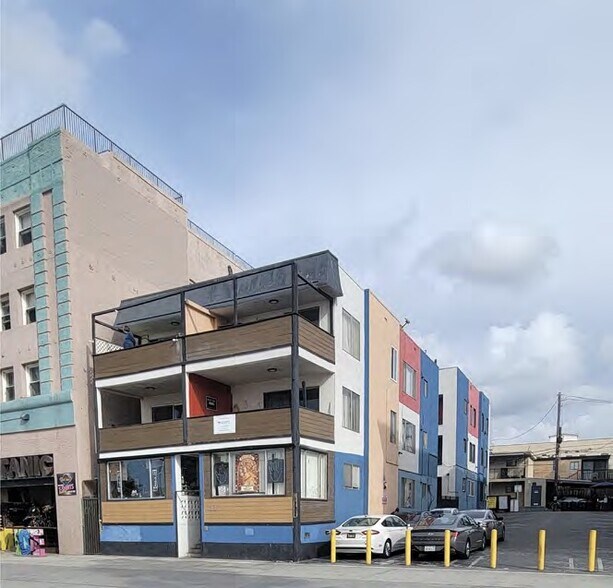 More Photos Of 407 Ocean Front Walk, Venice Apartments For Sale