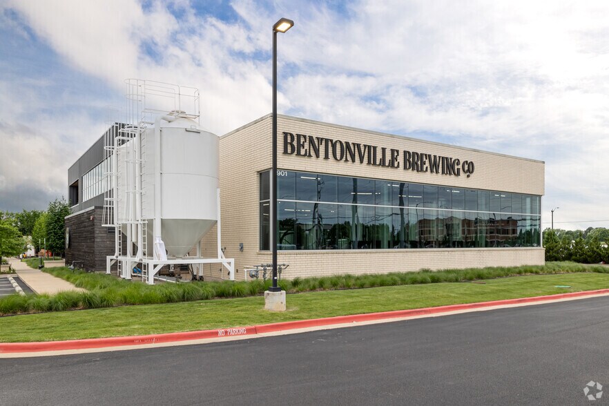 More Photos Of 901 SW 14th St, Bentonville Office For Lease