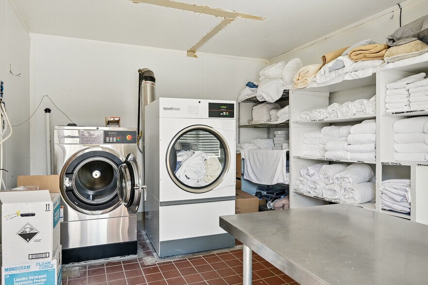 More Photos Of 91 E Main St, Bicknell Hotel For Sale