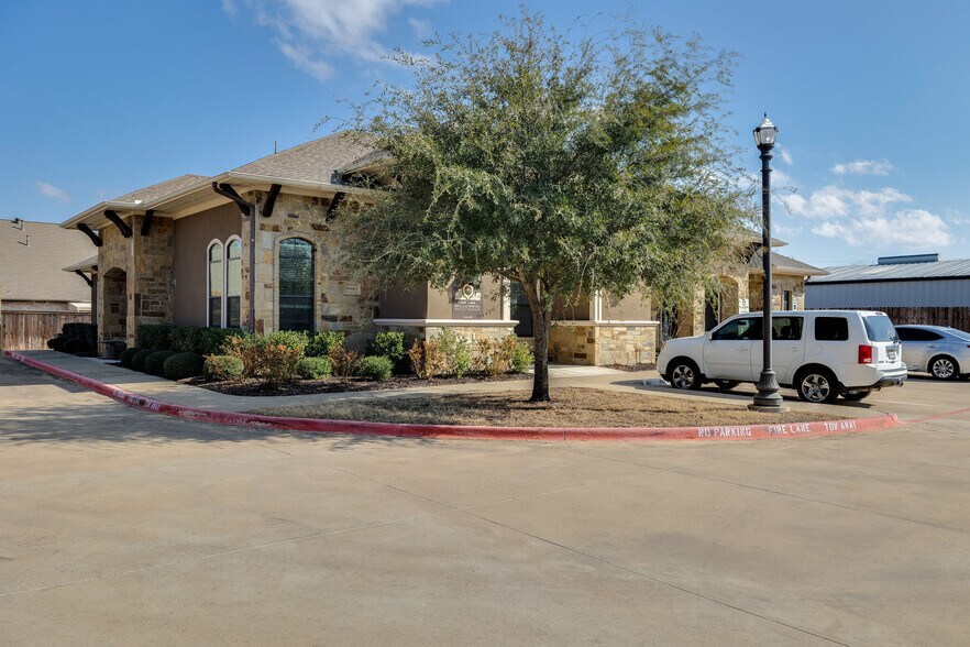 More Photos Of 8821 Davis Blvd, Keller Medical For Lease