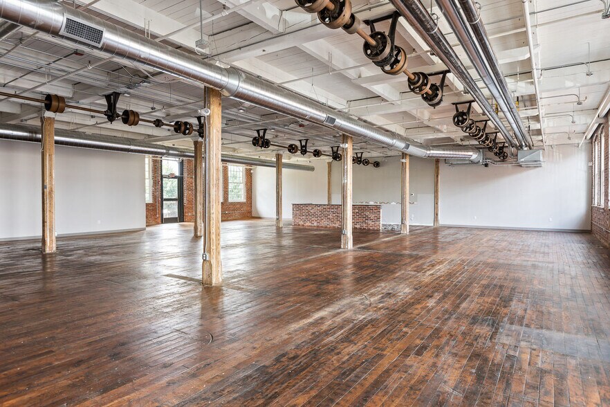 More Photos Of 205 Manufacturers Rd, Chattanooga General Retail For Lease