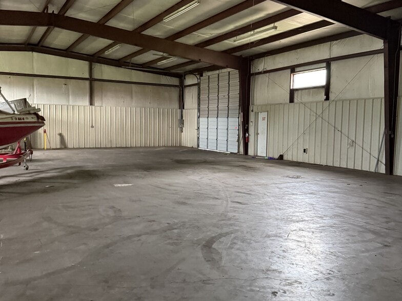 More Photos Of 107 Ltr Park Dr, Longview Warehouse For Lease