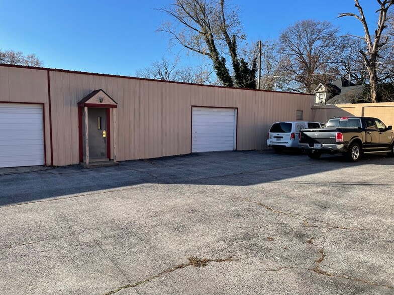 More Photos Of 219 & 303 W Chase st, Springfield Light Distribution For Lease