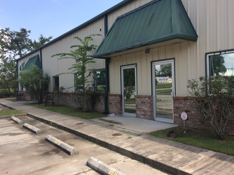 More Photos Of 3200 S Burnside Ave, Gonzales Light Manufacturing For Lease