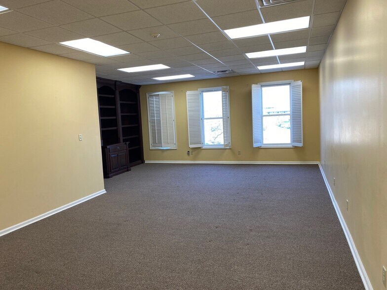 More Photos Of 84 Clark Blvd, Tupelo Office For Lease