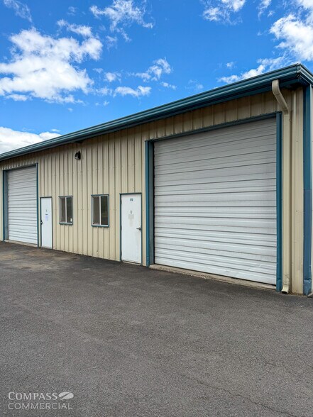 More Photos Of 44 SE Bridgeford Blvd, Bend Service For Lease