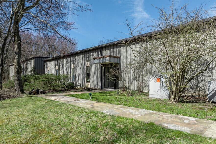 More Photos Of 6124 Potters, Plumsteadville Manufacturing For Sale