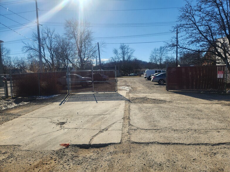 More Photos Of 217 Steedly Dr, Louisville Light Distribution For Sale